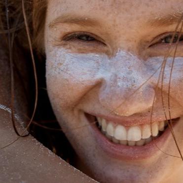 Kasdienis veido aliejaus ir apsaugos nuo saulės rinkinys